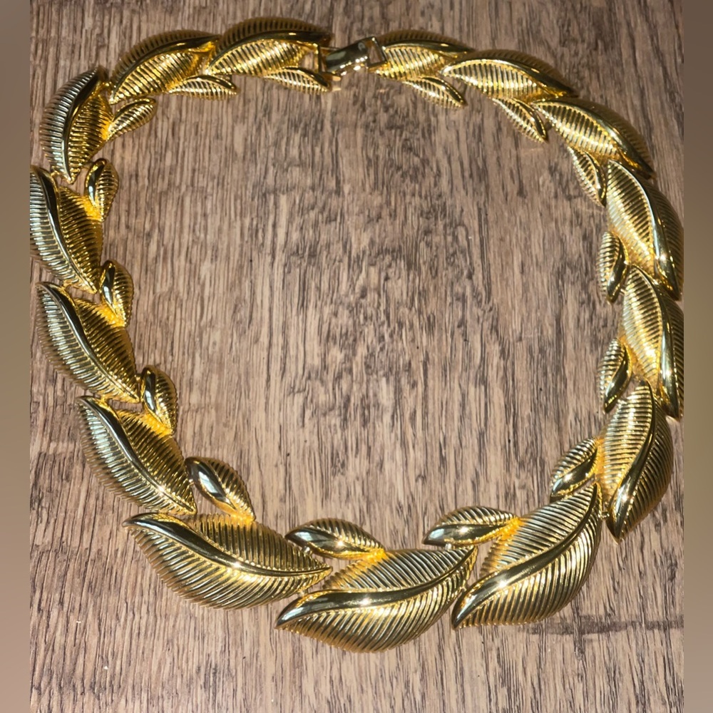 Beautiful Vintage Monet gold tone lead choker style necklace